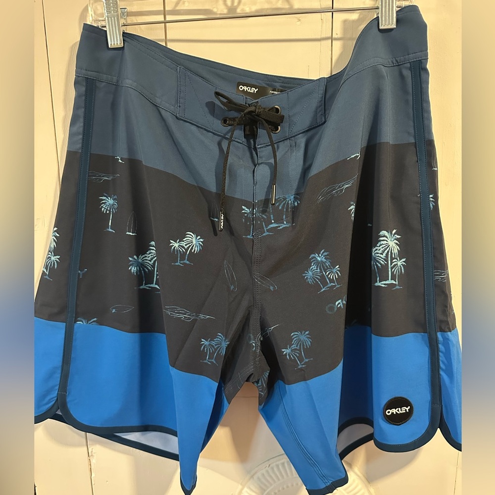 NWT Oakley Colorblock Printed Blue Board Shorts, Size 30